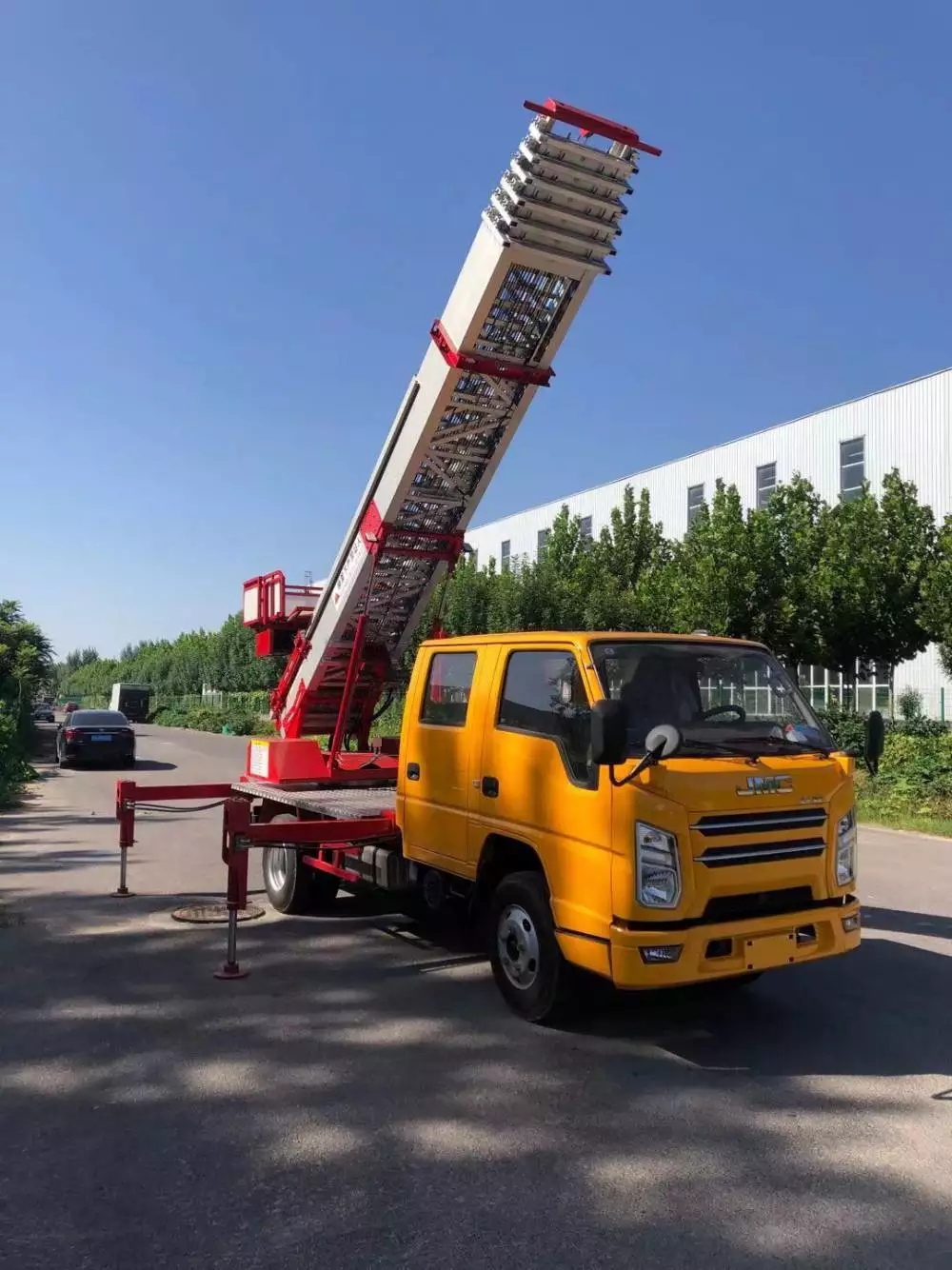 蓝山附近的云梯车出租服务：轻松解决高空作业需求