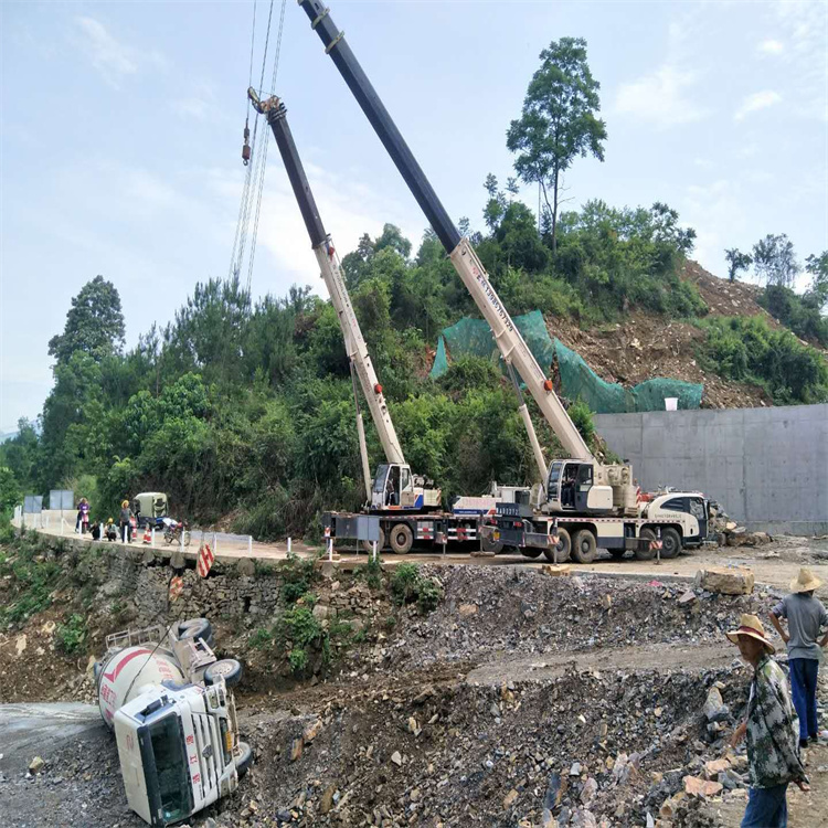 蓝山汽车掉沟里叫吊车救援要多少钱